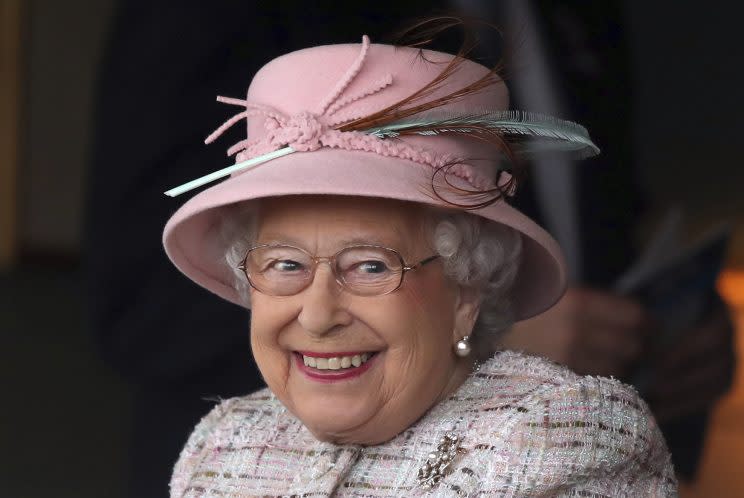 Eine Strafe wird es für Queen Elizabeth II. nicht geben. (Bild: AP Photo)