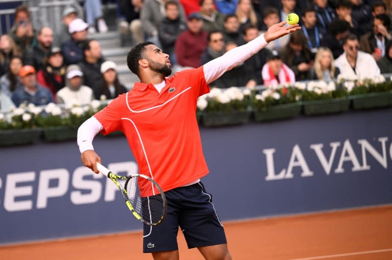 Le Français Arthur Fils au service lors de sa victoire contre l'Australien Alex De Minaur en huitième de finale du tournoi ATP 500 de Barcelone le 18 avril 2024 (Josep LAGO)