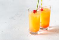 Der Virigin Sunrise ist ruckzuck zubereitet. Einfach ein Glas mit Crushed Ice füllen. In einem anderen Gefäß Orangen-, Ananas- und Zitronensaft mischen und in das Glas gießen. Abschließend mit dem Sirup beträufeln und servieren. (Bild: iStock / AlexPro9500)