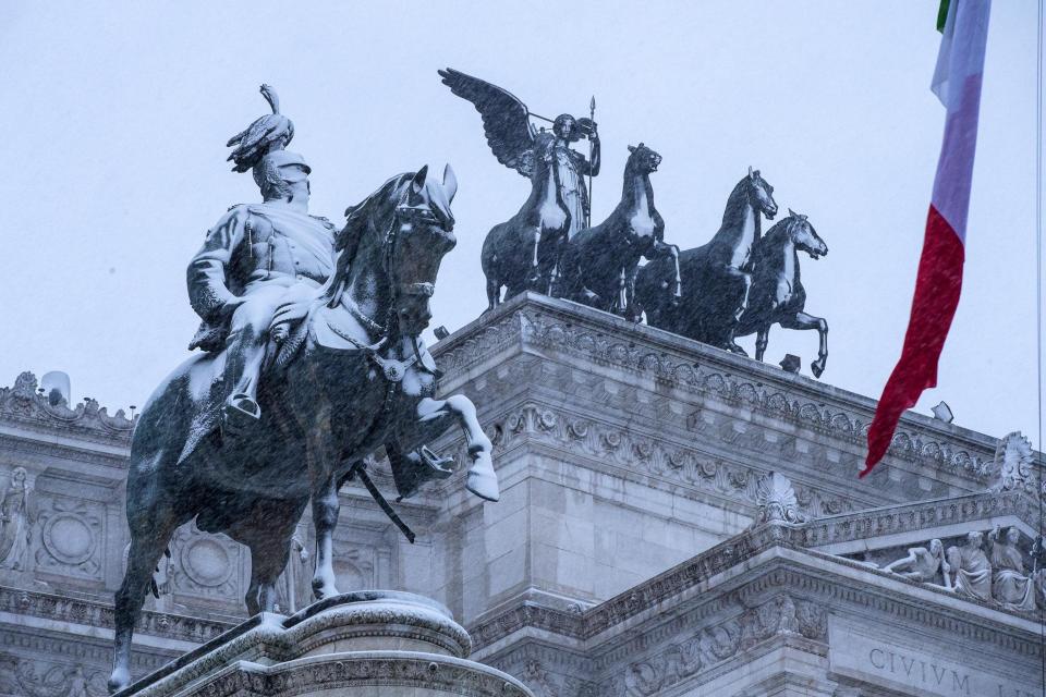 ROM03. ROMA (ITALIA), 26/02/2018.- El monumento nacional a Víctor Manuel II cubierto de blanco durante una intensa nevada en Roma, Italia, hoy, 26 de febrero de 2018. La ola de frío siberiano, que han llamado Burian, llegó ayer a Italia provocando copiosas nevadas en el norte y un frío intenso que ha llegado hasta los 20 grados bajo cero en algunas localidades y hoy alcanzó el centro del país y Roma, donde los colegios permanecen cerrados. EFE/ Angelo Carconi