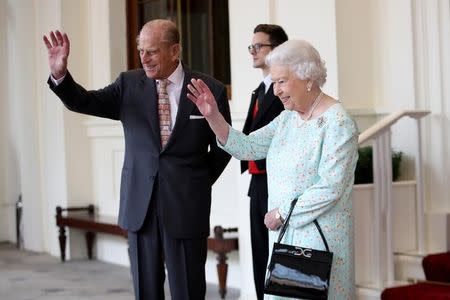Britain's Queen Elizabeth II and Prince Philip, Duke of Edinburgh bid farewell to Spain's King Felipe and Queen Letizia at Buckingham Palace in London, Britain July 14, 2017. REUTERS/Chris Jackson/Pool
