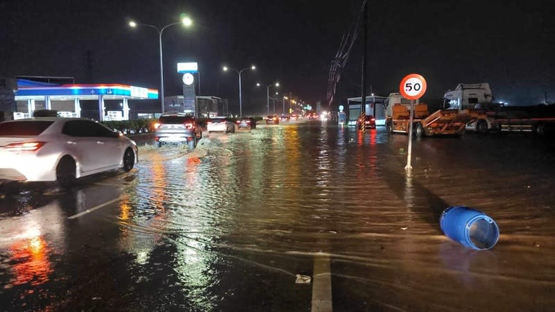 嘉義地區10日午後降下大雨，導致多處坍方和積淹水。圖為多輛汽車入夜後行經積水道路。（中央社／民眾提供）