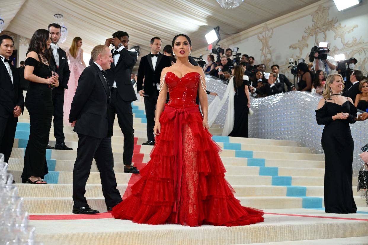 Salma Hayek en la Met Gala 2023 (Photo by ANGELA WEISS / AFP) (Photo by ANGELA WEISS/AFP via Getty Images)