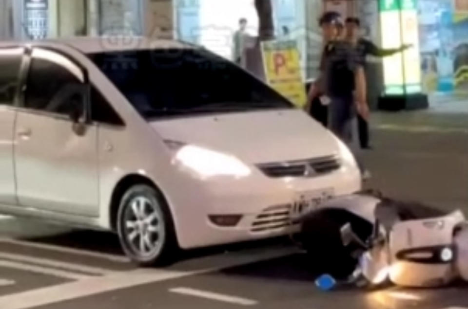 自小客車在機車倒地後還繼續往前嚇壞路旁民眾。（圖／翻攝自黑色豪門企業）