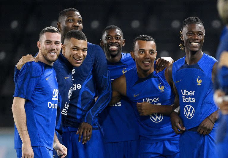 Desde la izquierda, Jordan Veretout, Kylian Mbappé, Marcus Thuram, Ousmane Dembélé, Jules Kounde, y Eduardo Camavinga durante un entrenamiento de la selección de Francia en el Mundial