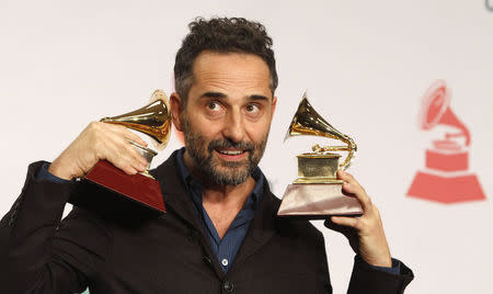 Uruguayan musician Jorge Drexler poses with his Record of the Year award for "Universos Paralelos" and Best Singer/Songwriter award for "Bailar En La Cueva". REUTERS/Steve Marcus