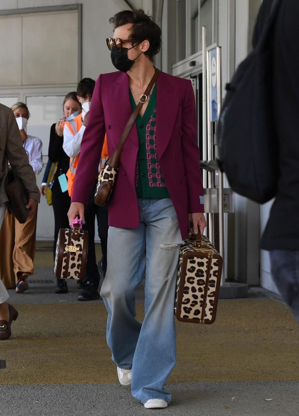 Venice, ITALY - 'Don't Worry Darling' star Harry Styles arrives at the airport wearing Gucci during the 79th Venice International Film Festival. Pictured: Harry Styles BACKGRID USA 4 SEPTEMBER 2022 USA: +1 310 798 9111 / usasales@backgrid.com UK: +44 208 344 2007 / uksales@backgrid.com *UK Clients - Pictures Containing Children Please Pixelate Face Prior To Publication*