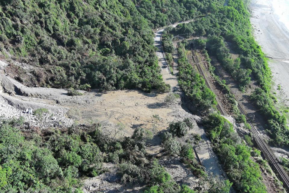 昨日大量土石坍落，造成蘇花公路中斷。（圖：公路局提供）