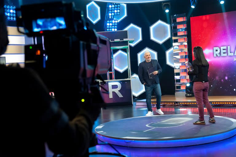 Mariano Peluffo en el set de Relatoras Argentinas, en la TV Pública