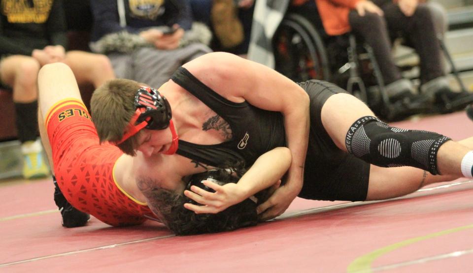 Pleasant's Sasha Detwiler wrestles Big Walnut's Randal Mabe in a 157-pound match during the Licking Heights Invitational on Saturday, Jan. 13, 2024.