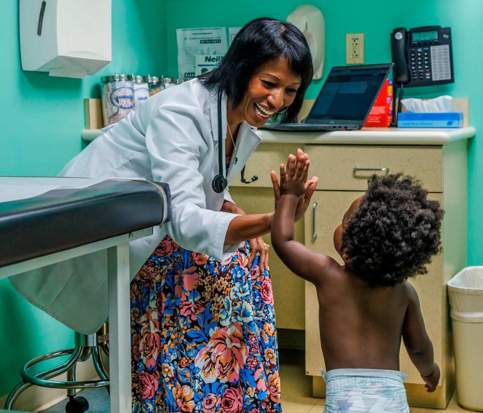 La doctora Tina Carroll-Scott choca las palmas con Dillon Burkhalter, de un año, durante una visita a su consultorio en la South Miami Children's Clinic, el miércoles 4 de octubre de 2023, en Miami, Florida.