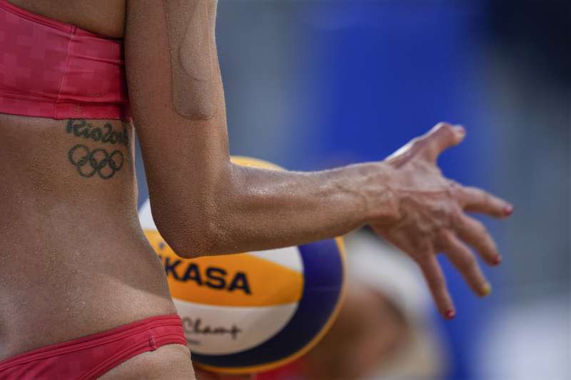 2021日本東京奧運：瑞士沙灘排球選手海德里奇（Joana Heidrich）腰上的奧運五環刺青（AP）