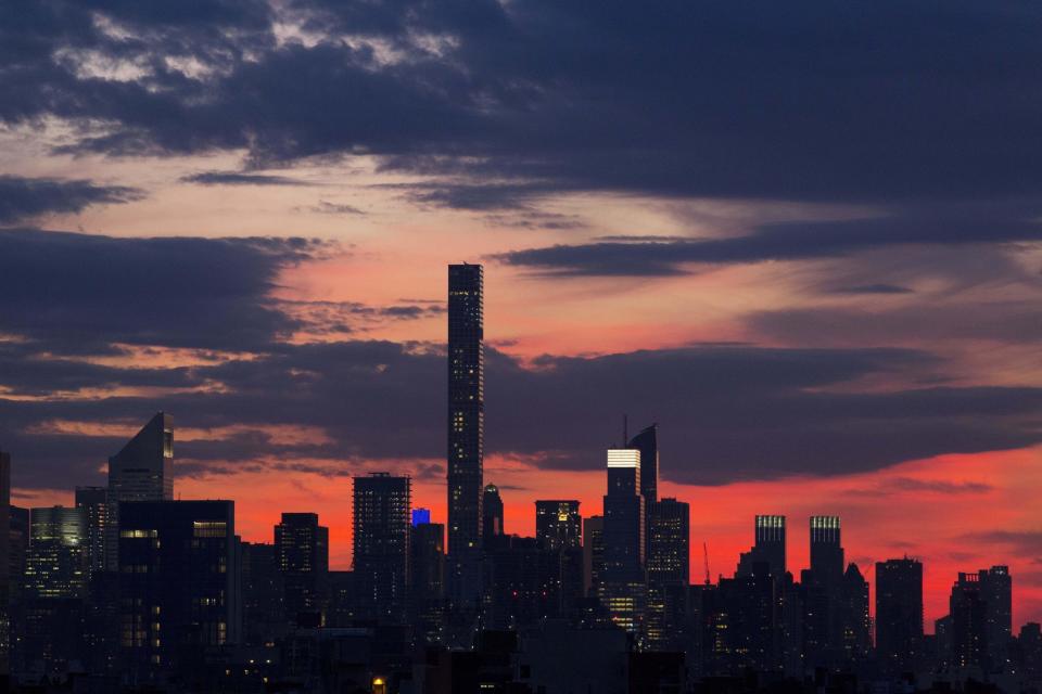 <p>Dans le ciel new-yorkais émerge le 432 Park Avenue, tout en finesse mais pourtant si imposant. Il vient dominer “the Big Apple”. Espérons que les ascenceurs ne soient pas trop lents. (Photo : AP) </p>