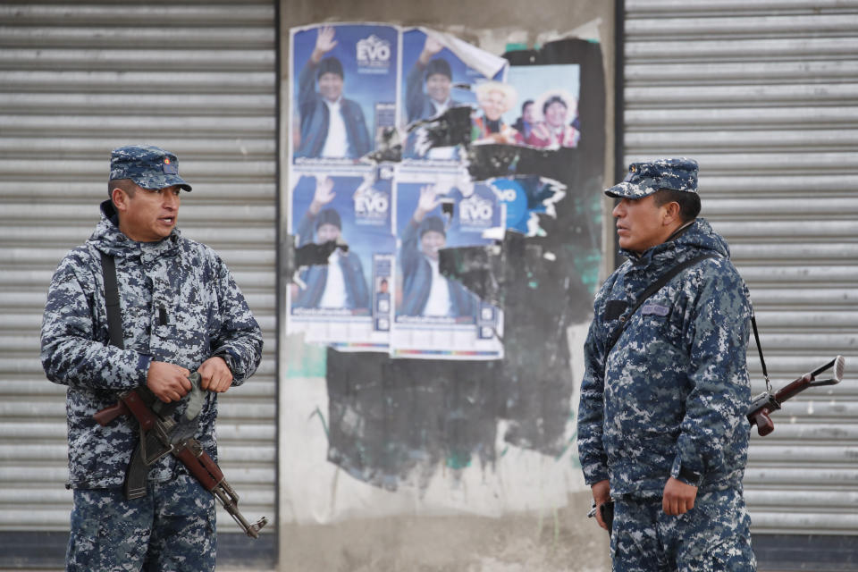 Soldados se paran frente a carteles electorales del expresidente Evo Morales en El Alto, en las afueras de La Paz, Bolivia, el martes 12 de noviembre de 2019. (AP Foto / Natacha Pisarenko)