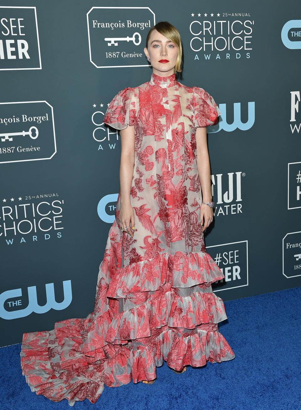 Saoirse Ronan, a la que hemos visto recientemente en 'Mujercitas', tampoco nos ha enamorado con su vestido de Erdem. (Foto: Axelle / Bauer-Griffin / Getty Images)