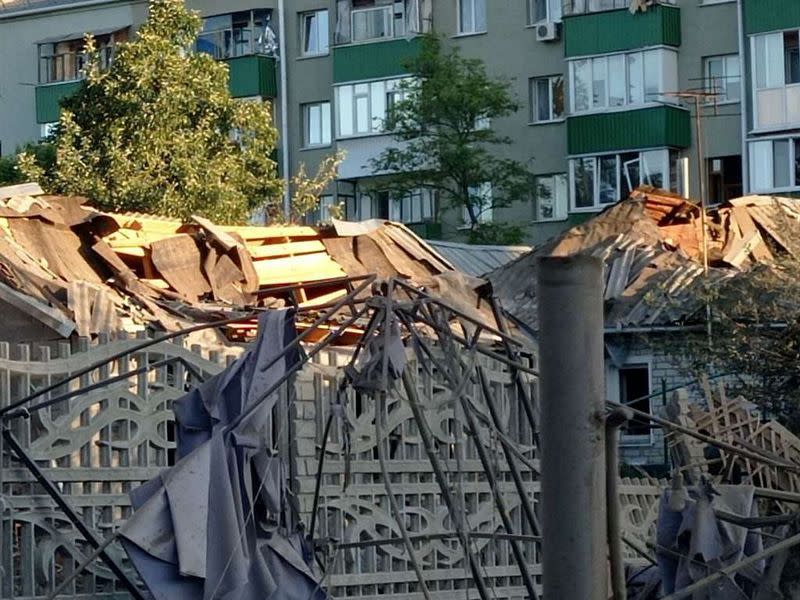 Foto del domingo de un edificio residencial destruido en Belgorod, Rusia