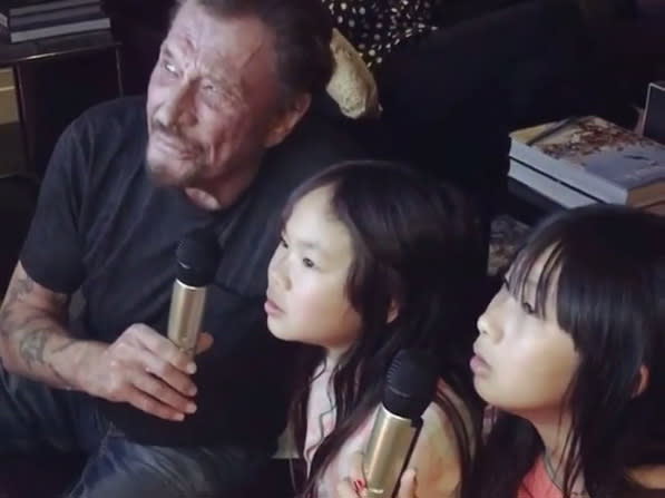 <p>Johnny Hallyday a adopté 2 filles avec son épouse Laeticia : Jade en novembre 2004 et Joy en décembre 2008. Avant ça, il était déjà père de David (50 ans) et Laura (33 ans). Copyright : D.R. </p>