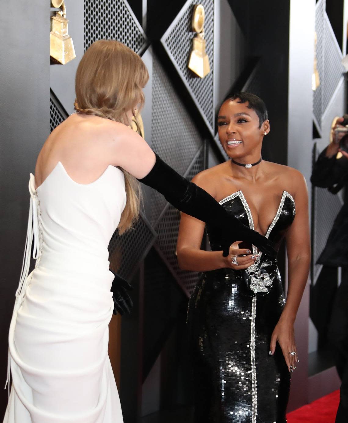 Taylor Swift and Janelle Monáe meet up on the Grammy Awards red carpet Sunday.
