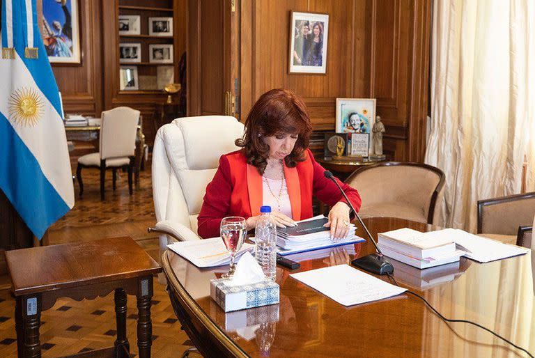 Causa Vialidad. Cristina Kirchner en su despacho de Congreso ante de comenzar con su defensa