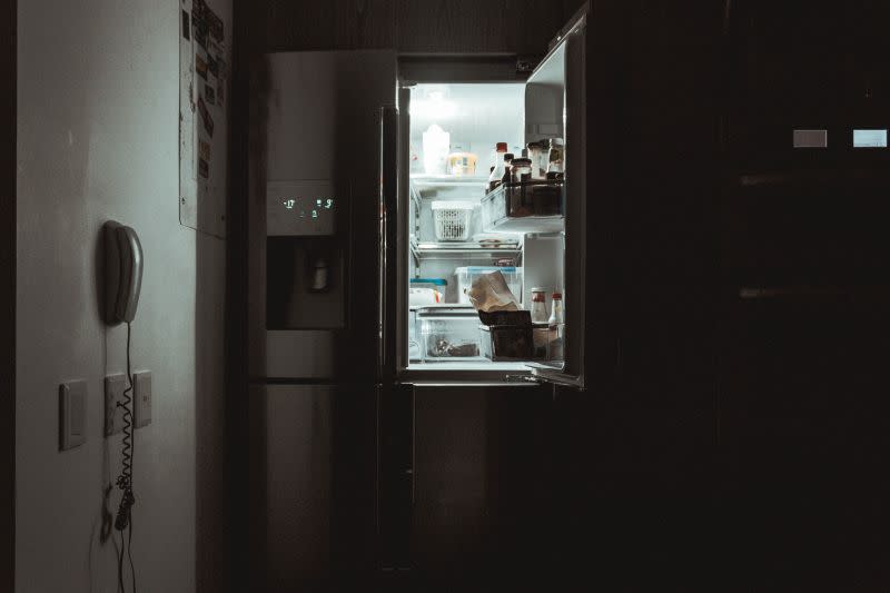 ▲許多人認為，近年的冰箱功能已經能夠處理「熱菜放入了」。（示意圖／翻攝Unsplash）