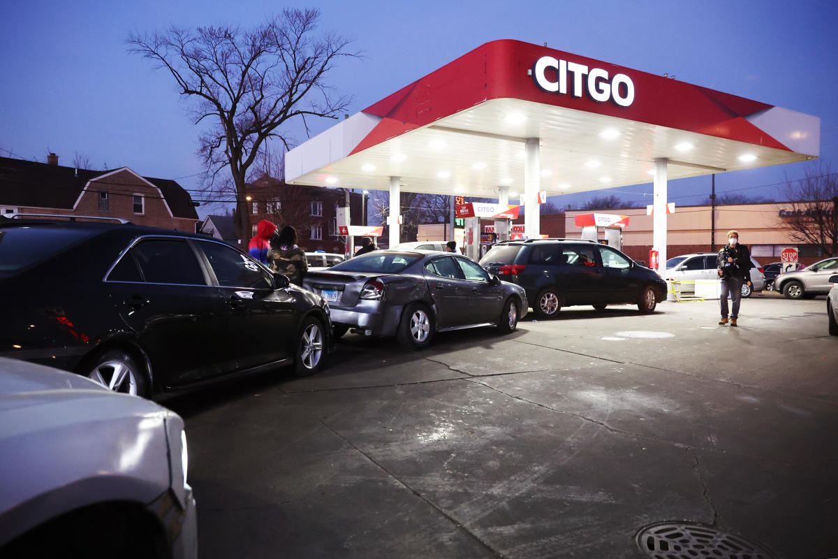 Free gas, grocery giveaway: Chicago businessman Willie Wilson