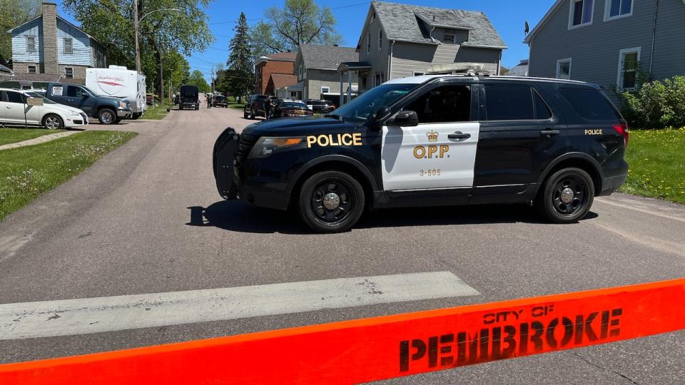 Ontario Provincial Police investigate a double homicide in Pembroke, Ont., on May 22, 2023. (Camille Kasisi-Monet/Radio-Canada - image credit)