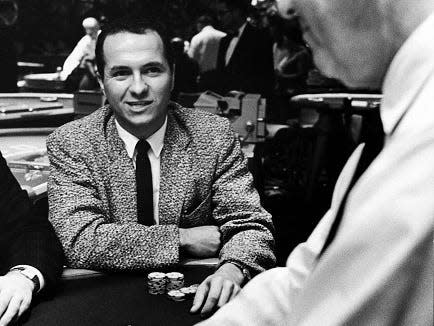Edward Thorpe am Blackjack-Tisch im Jahr 1964. - Copyright: Don Cravens/Getty Images