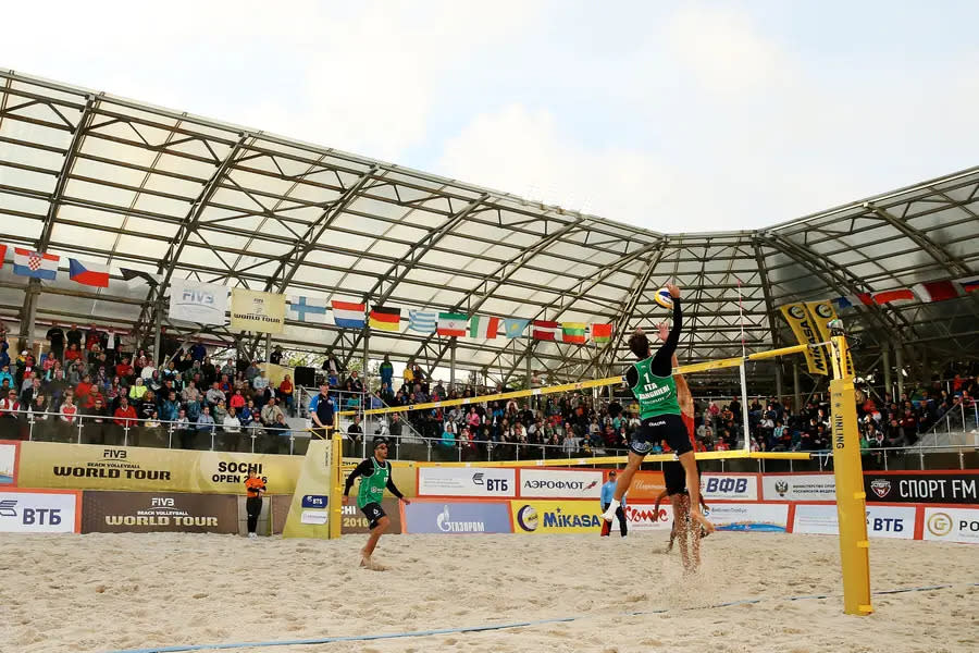 In Russland ist man auf jedes Wetter vorbereitet. Das Beachstadion in Sotschi verfügt sogar über Dächer für die Zuschauertribünen