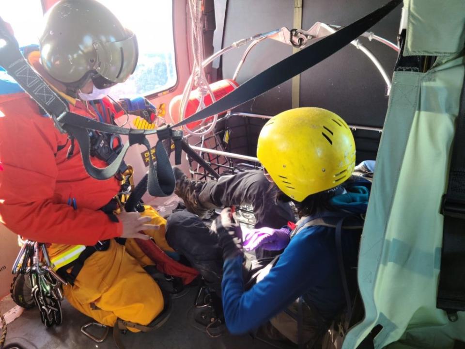 能高山女登山客摔傷，花蓮縣消防局及空勤總隊成功救援送醫。(花蓮消防局提供)