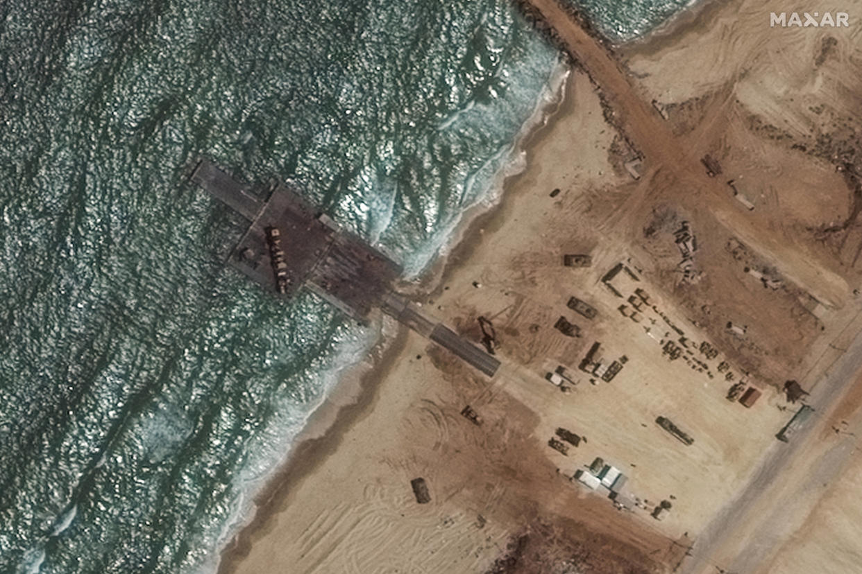 Cette image satellite fournie par Maxar Technologies montre une vue rapprochée de la partie restante de la jetée construite par les États-Unis sur la côte de Gaza, le 29 mai 2024.