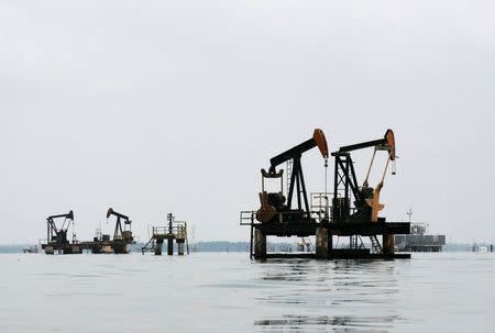 Oil pumps are seen in Lagunillas, Ciudad Ojeda, in Lake Maracaibo in the state of Zulia, Venezuela, March 20, 2015. REUTERS/Isaac Urrutia