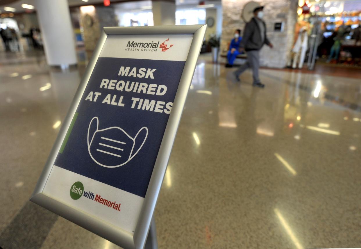 A sign inside Memorial Health in Springfield advises that mask wearing is still required inside the hospital. [Thomas J. Turney/The State Journal-Register]