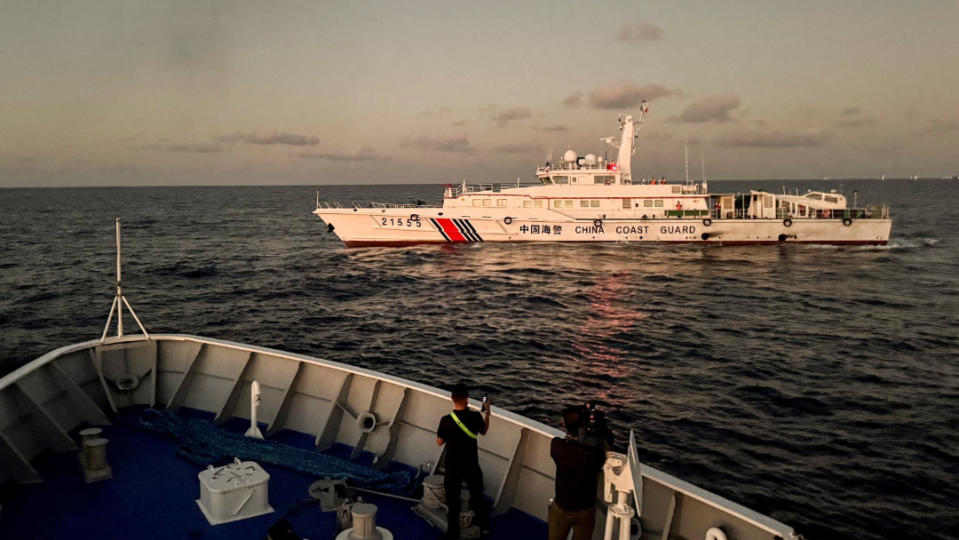 中國海警船2024年3月5日，在海上阻擋菲律賓海岸巡防隊船隻。路透社