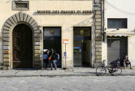 People use a cash machine of Monte Dei Paschi bank in downtown in Florence, Italy March 1, 2016. REUTERS/Tony Gentile/File photo