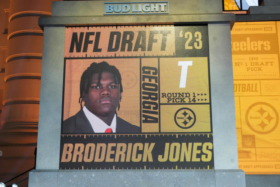 Steelers draft pick Broderick Jones honors late teammate by