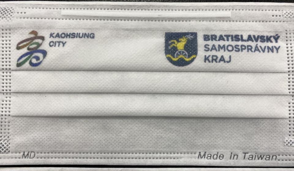 送斯洛伐克的口罩上印有高市市徽及布拉提斯拉瓦省省徽。   圖：高雄市政府/提供