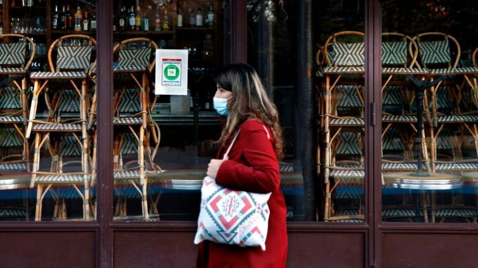 Mujer con mascarilla en Francia