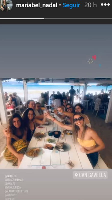 Maribel Nadal comiendo con sus amigas junto al mar