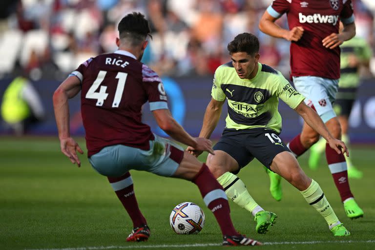 Álvarez hizo su debut en la Premier League en la primera fecha, ingresando en lugar de Erling Haaland en el segundo tiempo del triunfo por 2-0 contra West Ham