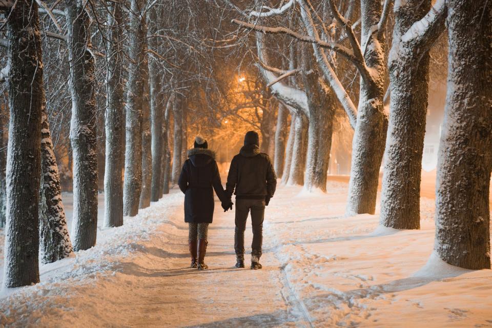 Statt den Winter zu verfluchen und sich zu verstecken, gehen Sie raus und stecken den Kopf in den Schnee statt in den Sand. Aktivitäten im Freien haben noch einen weiteren Vorteil: Die Zeit an der frischen Luft wird Ihnen guttun, selbst wenn Sie nur einen entspannten Spaziergang machen. Sie bekämpfen effektiv Sauerstoffmangel, der durch die dicke Heizungsluft entsteht und Sie einfach nur träge macht. (Bild: iStock / FotoDuets)