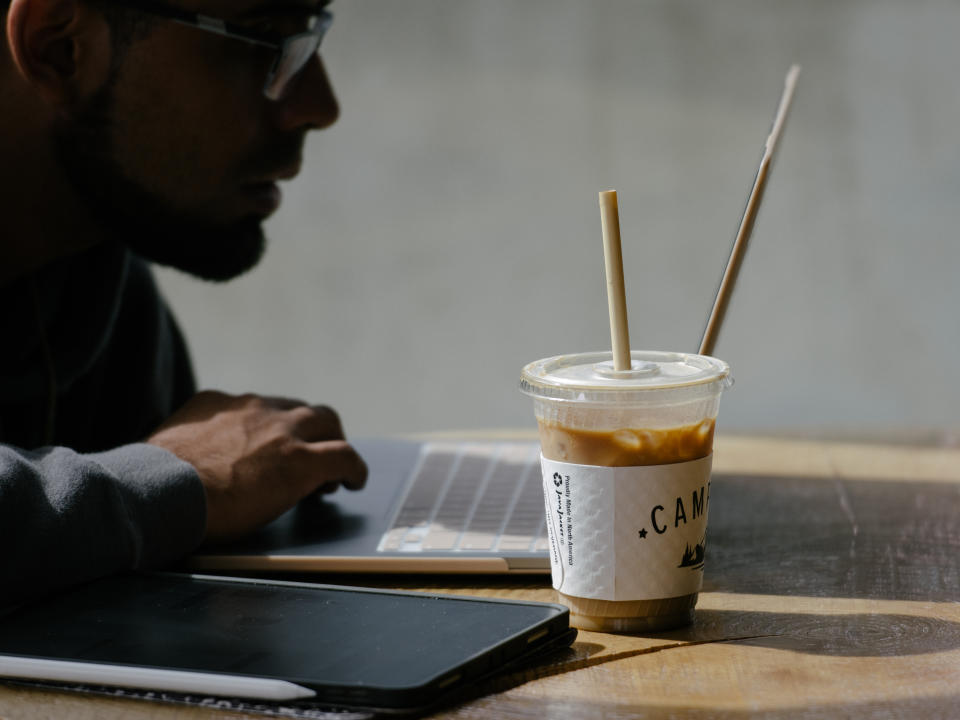 Si sientes un bajón en la tarde incluso después de tomar una taza de café, <strong><em>la solución puede ser consumir menos cantidad, dicen los científicos. No lo bebas todos los días, o deja de consumirlo de golpe durante unos días para que tu cuerpo pueda eliminar la cafeína de tu organismo, y luego vuelve a incorporarlo gradualmente a tu rutina.</em></strong>