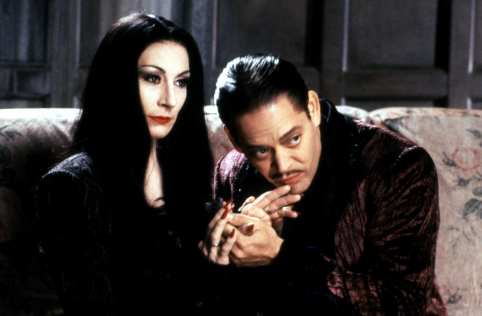 Angelica Huston and Raul Julia smolder as Morticia and Gomez Addams in the 1991 film. (Photo: Everett Collection)