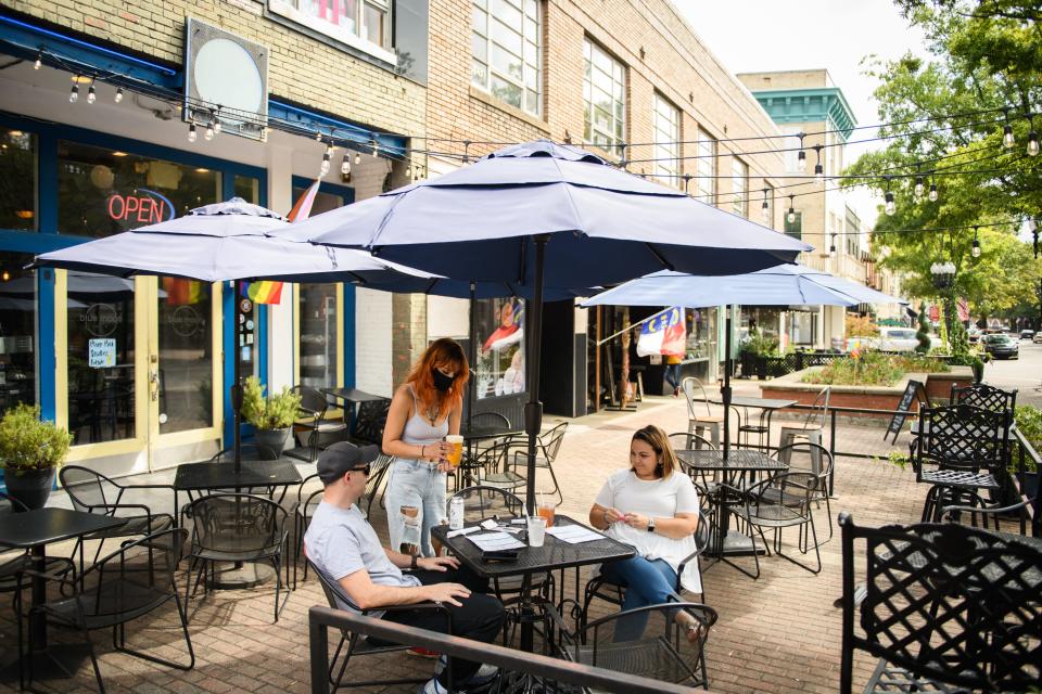 Server Shelby Berry brings out drinks to Aaron and Cathleen Mabe at Blue Moon Cafe on Wednesday, Sept. 15, 2021.