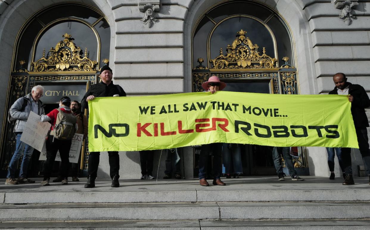 Activistas contrarios a los robots armados se manifestaron ante el ayuntamiento de San Francisco el 5 de diciembre de 2022 para expresar su rechazo a este uso de la tecnología. <a href="https://www.shutterstock.com/es/image-photo/san-francisco-ca-december-5-2022-2234565103" rel="nofollow noopener" target="_blank" data-ylk="slk:Shutterstock / Phil Pasquini;elm:context_link;itc:0;sec:content-canvas" class="link ">Shutterstock / Phil Pasquini</a>