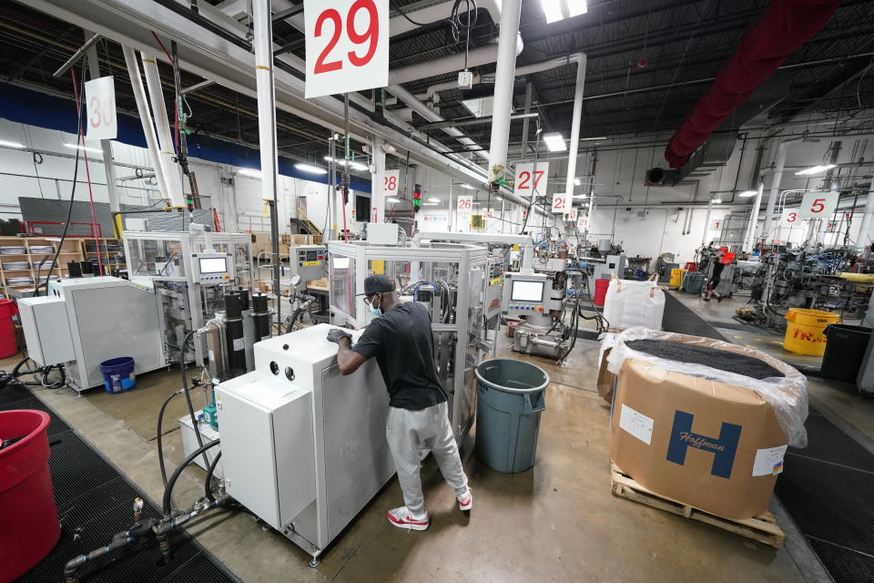 Trabajadores operan la maquinaria de impresión de discos de vinilo en las instalaciones de United Record Pressing, el jueves 23 de junio de 2022 en Nashville, Tennessee (Foto AP/Mark Humphrey)