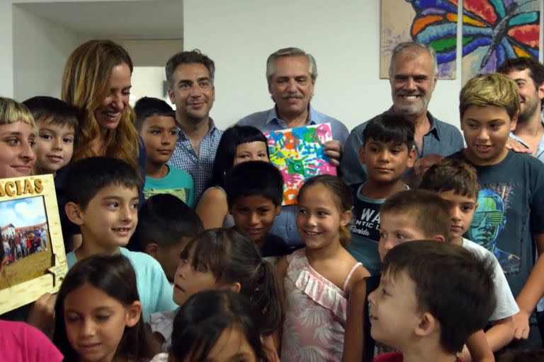 Alberto Fernández en el hogar Juan XXIII y el espacio de primera infancia 'Sonrisas', en Baradero