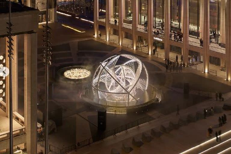 Escultura homenaje a las lenguas habladas en la Nueva York, en el Lincoln Center