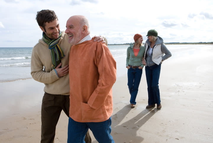 Llevarte bien con el padre de tu pareja debería ser una de tus prioridades. - Foto: Juice Images/Getty Images