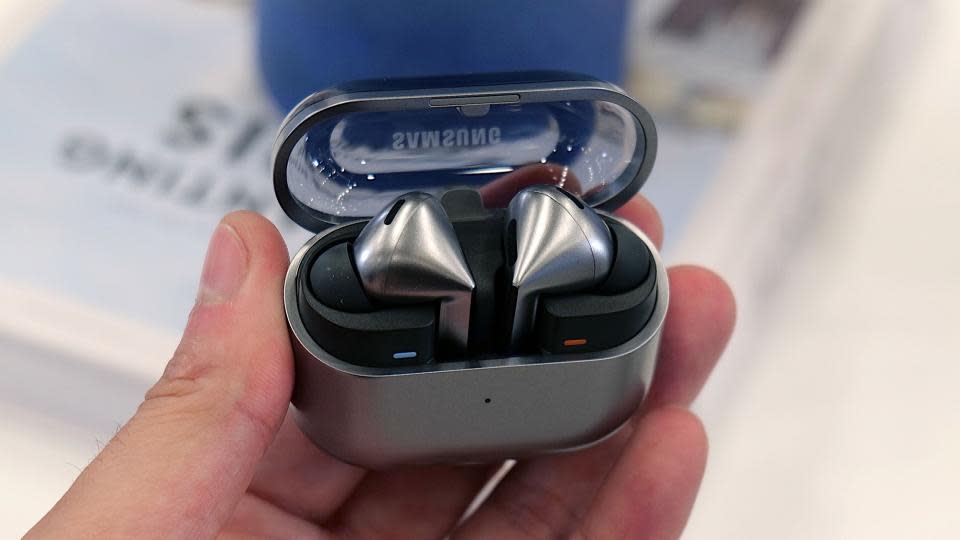 Samsung Galaxy Buds 3 Pro di tangan pada sebuah acara.