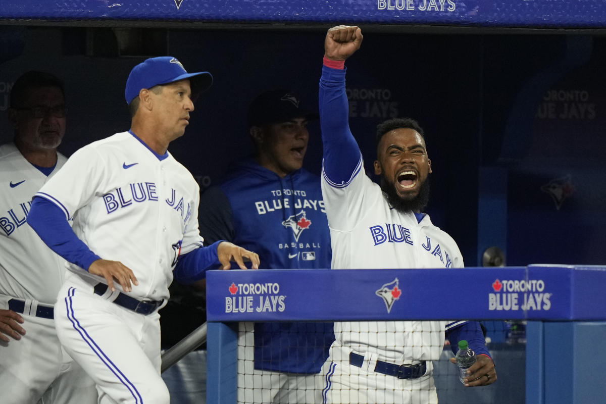 Blue Jays thrill Opening Day crowd with historic comeback